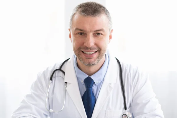 Portrait of mature doctor looking to camera — Stock Photo, Image