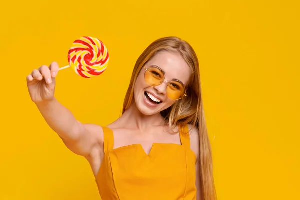 Zomer snoep. Joyful jong meisje in kleurrijke zonnebril met heldere lolly — Stockfoto