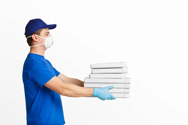 Corriere con pizza durante epidemia. Consegna senza contatto — Foto Stock