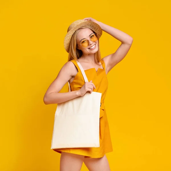 Zomer accessoires. mooi jong meisje met speelgoed tas, dragen hoed en zonnebril — Stockfoto