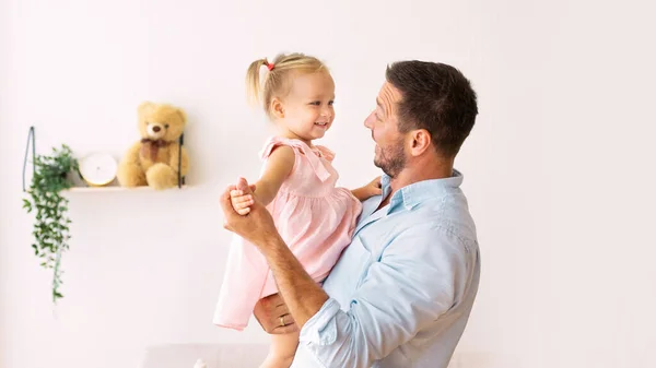 Caucasiano pai segurando sua linda filha — Fotografia de Stock