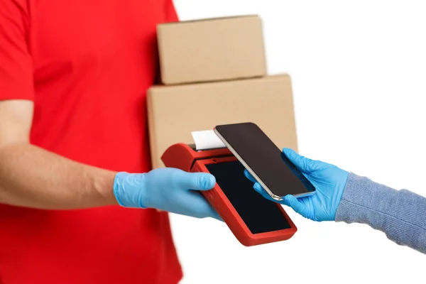 Il cliente paga per la consegna tramite smartphone sul terminale contactless — Foto Stock