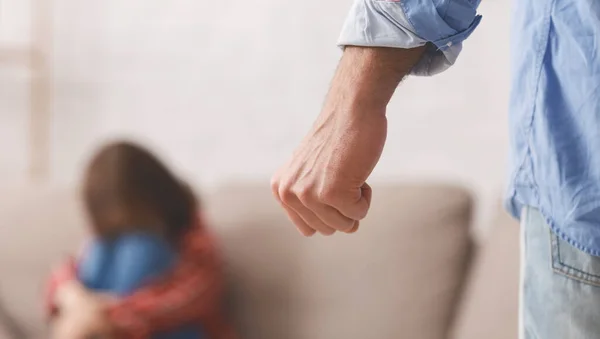 Gebeten van de man klemmen vuist, huilen klein meisje op de achtergrond — Stockfoto