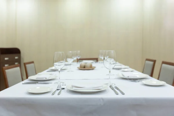 Selectieve focus op bestek op wit tafelkleed in restaurant — Stockfoto