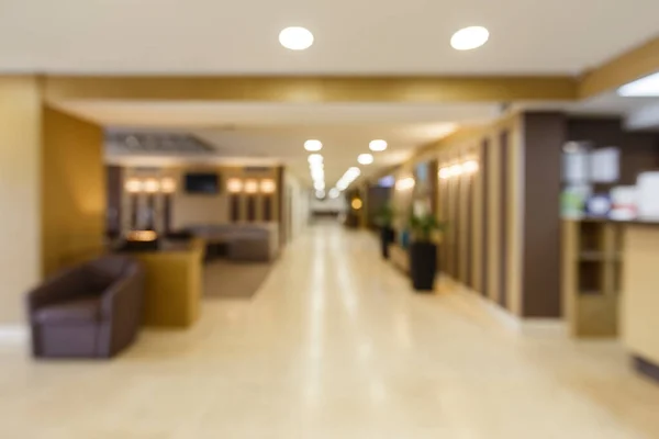 Dimmig korridor med ljusa lampor på hotellet. — Stockfoto