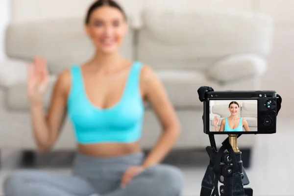 Insegnante di Yoga Fare Video Yoga Formazione Per Blog A Casa — Foto Stock