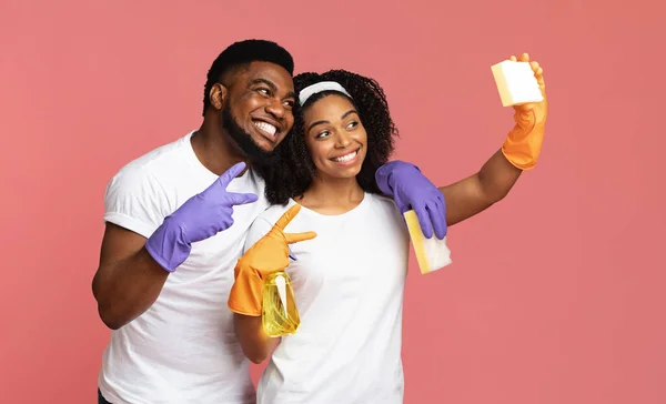 Positive Afro Couple Fooling During Cleaning Apartment, Taking Selfie With Sponge — Stock Photo, Image