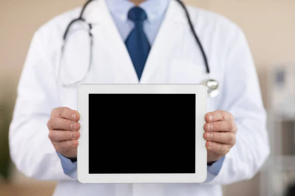 Dottore in possesso di tablet con schermo bianco nero — Foto Stock