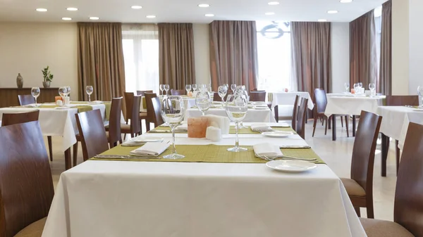 Bougies et verres sur la table dans la salle à manger — Photo