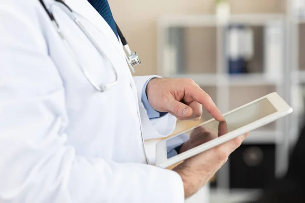 Zijaanzicht van de arts met behulp van digitale tablet — Stockfoto