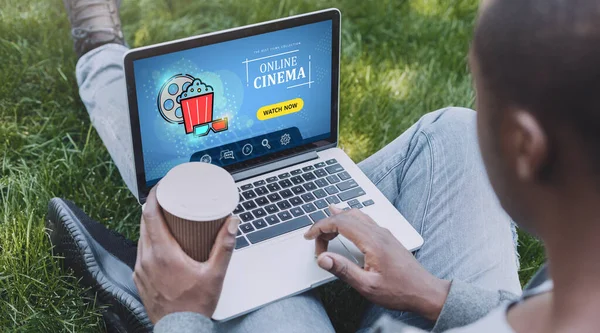 Homem afro-americano com laptop navegando site de cinema online no parque, colagem — Fotografia de Stock