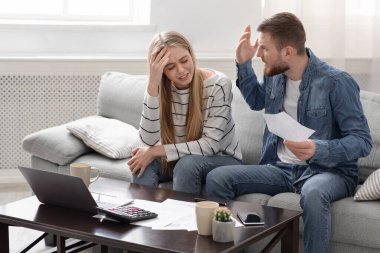 Kızgın koca, ağlayan karısıyla kavga ediyor.