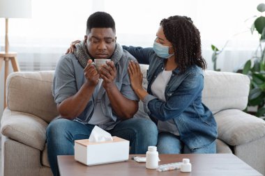 Tıbbi Maskeli Sevilen Kadın Evde Hasta Kocayı Önemsiyor