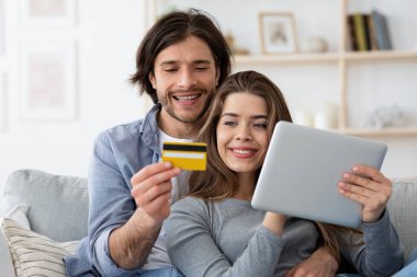Olumlu erkek ve kadın online alışveriş yapıyorlar.