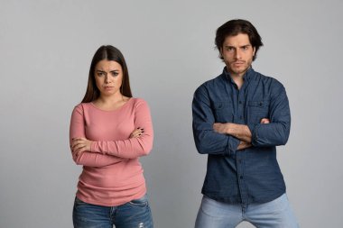 Milenyum çifti ilişki sorunlarından muzdarip, yan yana durup kavga üstüne gücenmiş.