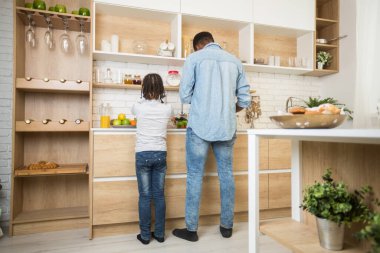 Baba ve kızının birlikte akşam yemeği yediği arka manzara.