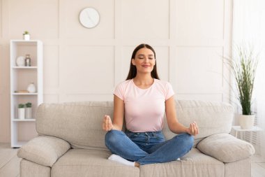 Sakin Kız Nilüfer Yatağında Oturarak Meditasyon Yapıyor