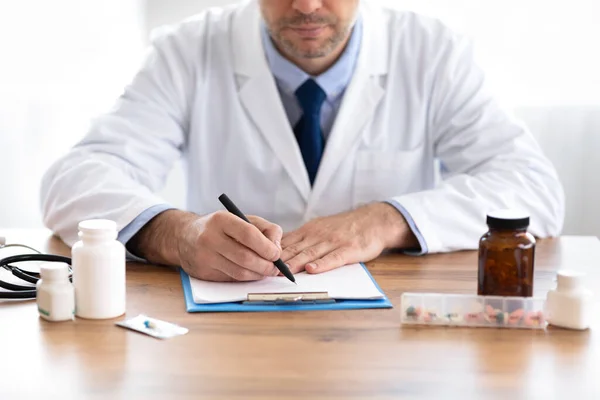 Крупним планом заповнення паперових документів лікаря-терапевта — стокове фото