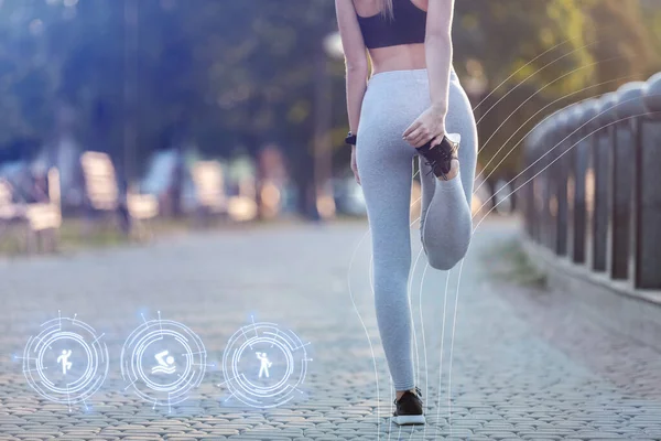 Menina faz aquecimento antes de correr com relógios inteligentes . — Fotografia de Stock