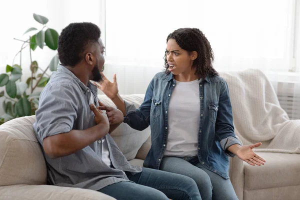 Woedende Afrikaanse vrouw schreeuwen tegen haar vriendje tijdens ruzie thuis — Stockfoto