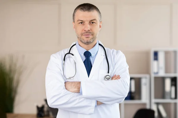 Kameraya bakan olgun bir doktorun portresi — Stok fotoğraf