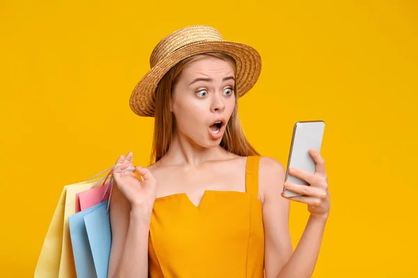 Big Summer Sales. Shocked Millennial Girl Holding Smartphone And Shopping Bags — Stock Photo, Image