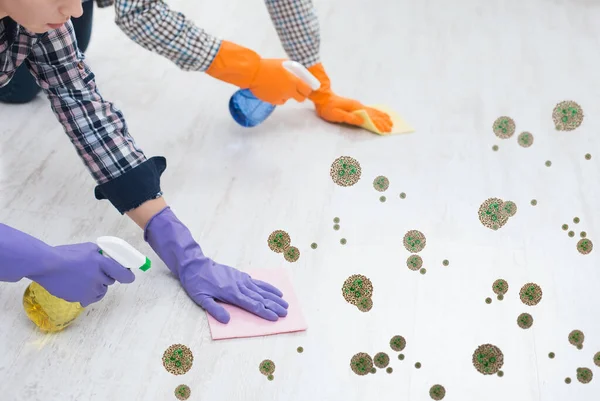 Oczyszczanie przed infekcją. Nierozpoznawalne osoby w gumowych rękawiczkach myjące podłogę, kolaż z zarazkami i mikrobami — Zdjęcie stockowe