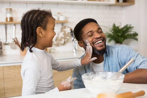Glada far och dotter har roligt medan matlagning — Stockfoto