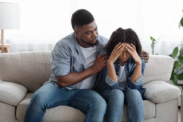 Ondersteunende zwarte man troost zijn overstuur vriendin thuis, uiten empathie — Stockfoto