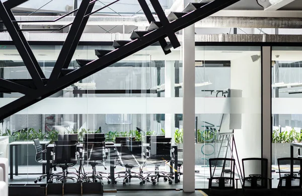 Escritório espaço aberto com paredes de vidro transparente, interior loft — Fotografia de Stock