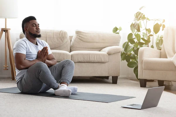 Νεαρός μαύρος που διαλογίζεται μπροστά από το Laptop, βλέποντας Yoga Tutorials Online — Φωτογραφία Αρχείου