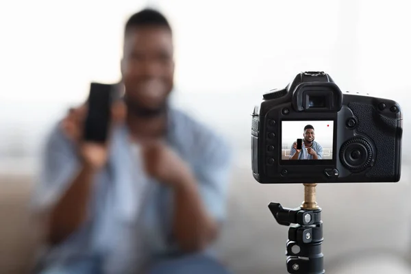 Vloggar hemifrån. Kamera inspelning videoinnehåll för afroamerikansk Blogger — Stockfoto