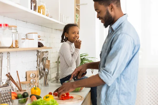 Padre e hija preparando comida saludable juntos en casa — Foto de Stock