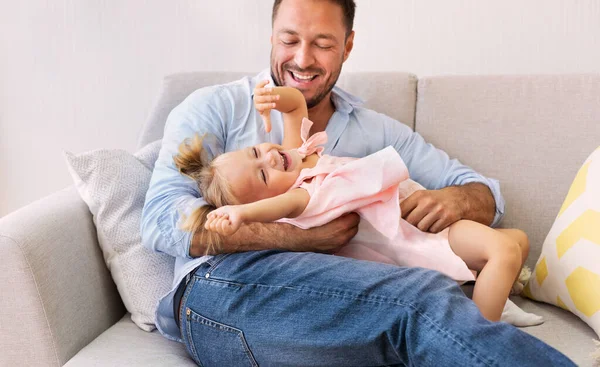 Dad playing and tickling cute little daughter — Stock Photo, Image