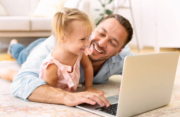 Père et fille regardant des dessins animés à la maison — Photo