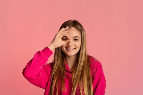 Adolescente chica haciendo signo bien con la mano — Foto de Stock