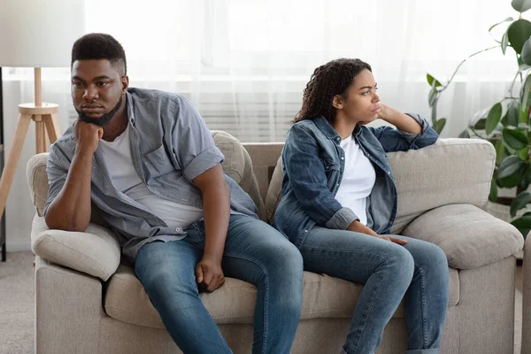 Schwarze Ehepartner sitzen beleidigt aneinander nach Streit zu Hause — Stockfoto