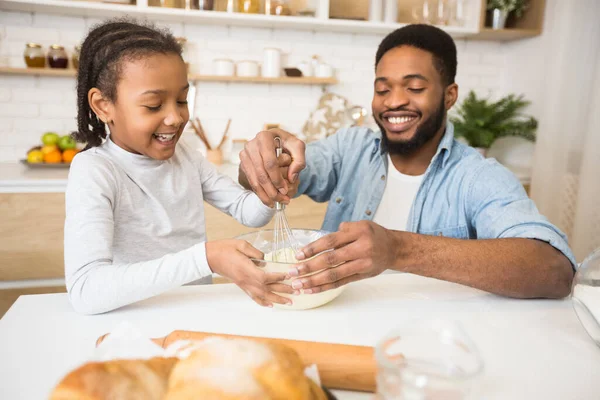 Père enseignant à sa fille comment faire de la pâte — Photo