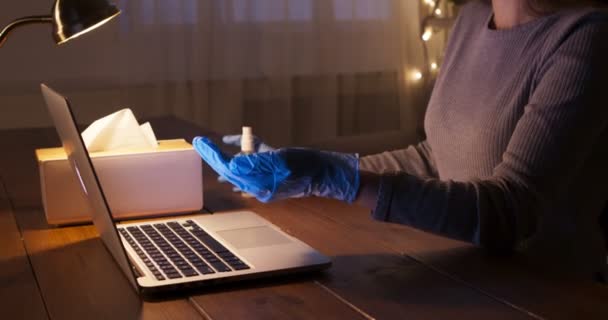 Jonge vrouw in beschermende handschoenen ontsmetten laptop toetsenbord — Stockvideo