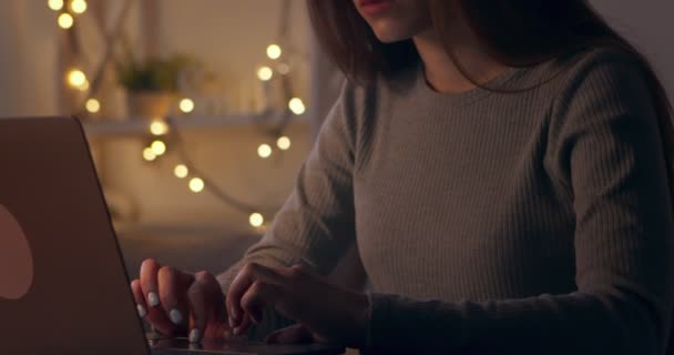 Nettes Mädchen arbeitet zu Hause am Laptop und trinkt Kaffee — Stockvideo