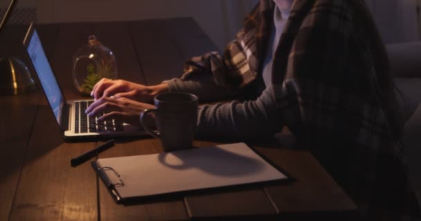 Ung kvinna som arbetar sent, spillt kaffe på dokument på arbetsplatsen — Stockvideo