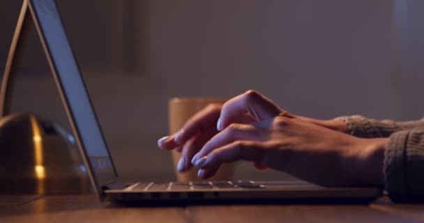 Primo piano di mani femminili digitando sul computer portatile in ritardo — Video Stock