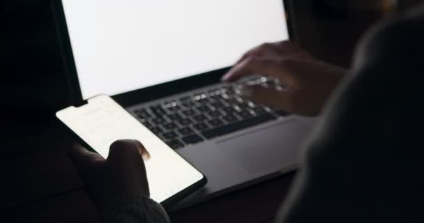 Mujer en red en el teléfono celular y escribir en el ordenador portátil, maqueta — Vídeo de stock