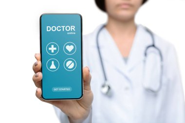 Doktor ekranda çevrimiçi tıbbi hizmetlerle telefon tutuyor.