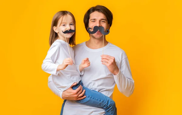 Baba ve kızın portresi sarı arka planda eğleniyor. — Stok fotoğraf