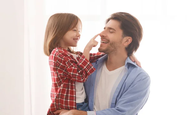 Retrato de pai e filha de ligação sobre fundo branco — Fotografia de Stock