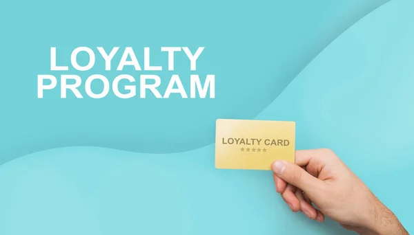 Kolaż z nierozpoznawalnym konsumentem pokazujący kartę lojalnościową na tle koloru — Zdjęcie stockowe