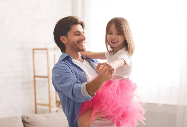 Padre e hija pequeña teniendo clase de baile —  Fotos de Stock