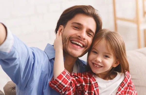 Pozytywny portret ojca i córki robiących selfie — Zdjęcie stockowe