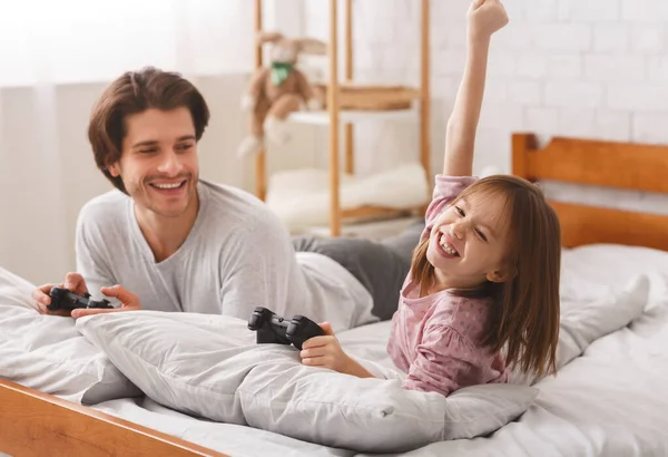 Familia feliz padre e hijo jugando videojuego en casa — Foto de Stock